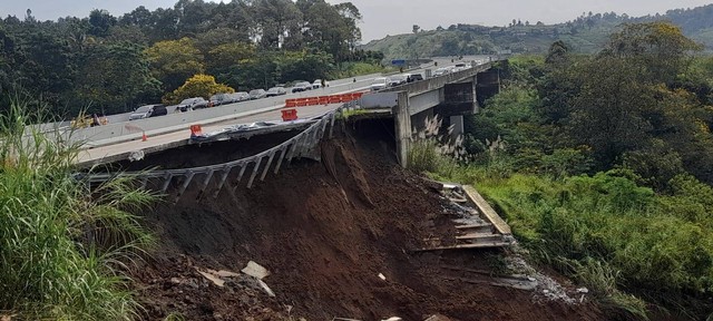 Suasana kondisi jalur Tol Bogor Ciawi Sukabumi (Bocimi) amblas akibat longsor pada Rabu (3/4) malam. Foto: Dok. kumparan