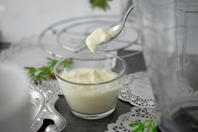 Ilustrasi minuman yoghurt yang terbuat dari air susu dapat mengobati lambung dan usus yang terluka. Sumber: sara cervera/unsplash