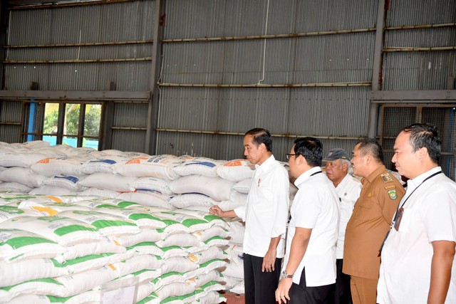 Presiden Jokowi meninjau stok beras di Pergudangan Bulog Manggis pada Kamis (4/4/2024). Foto: Dok. Rusman - Biro Pers Sekretariat Presiden