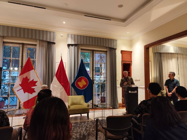 Duta Besar Kanada untuk Indonesia Jess Dutton memberikan keterangan pers di Jakarta, Rabu ( 3/4/2024). Foto: Rizki Baiquni Pratama/kumparan