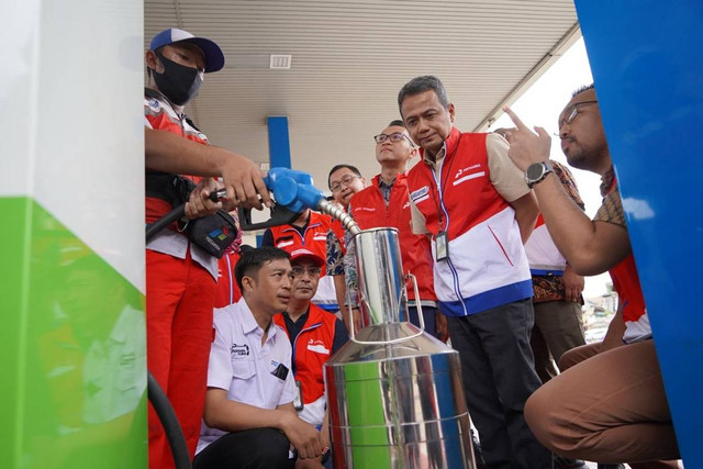 Wakil Direktur Utama Pertamina Wiko Migantoro saat melakukan kunjungan ke SPBU rest area KM 57 A Tol Jakarta-Cikampek, Rabu (3/4/2024).  Foto: Dok Pertamina