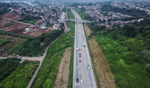 Foto udara kendaraan roda empat melintas di Jalan Tol Trans Jawa Semarang-Batang via Gerbang Tol (GT) Kalikangkung, Semarang, Jawa Tengah, Rabu (3/4/2024). Foto: Makna Zaezar/ANTARA FOTO