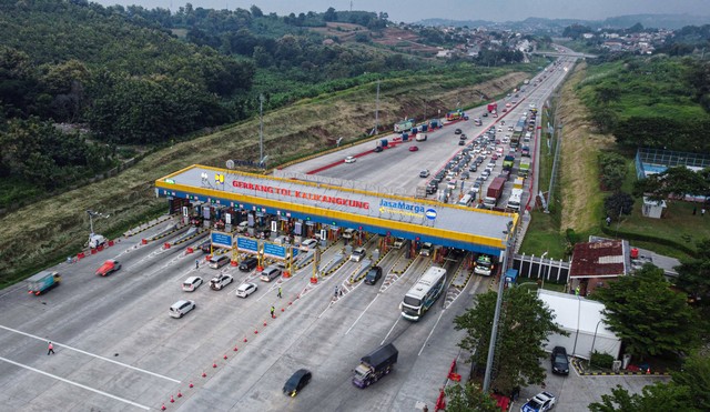 Foto udara kendaraan roda empat melintas di Jalan Tol Trans Jawa Semarang-Batang via Gerbang Tol (GT) Kalikangkung, Semarang, Jawa Tengah, Rabu (3/4/2024). Foto: Makna Zaezar/ANTARA FOTO