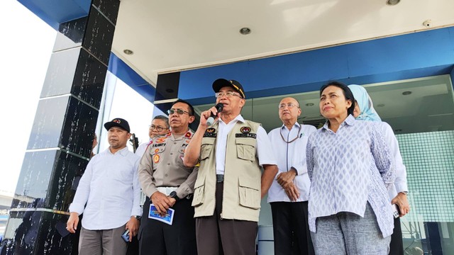 Dirgakkum Korlantas Polri Brigjen Raden Slamet Santoso, Menko PMK Muhadjir Effendy (tengah), dan Menteri PPPA Bintang Puspayoga di Command Center KM 29 Tol Japek, Kamis (4/4). Foto: Jonathan Devin/kumparan