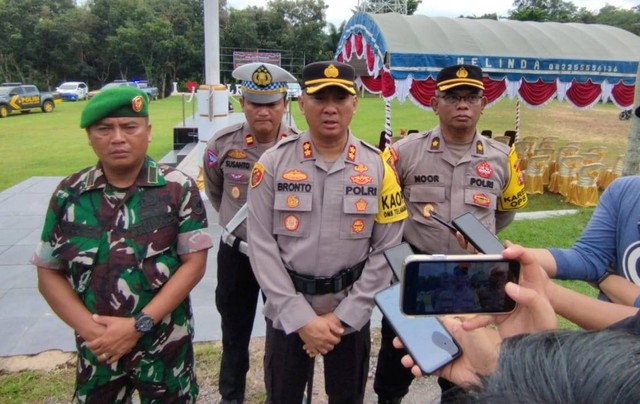 ANDRE/BERITA SAMPIT : Kapolres Lamandau AKBP Bronto Budiyono di dampingi Anggota TNI dan Kabag Ops juga Kasat Lantas.