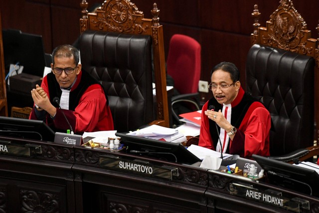 Ketua Mahakamah Konstitusi (MK) Suhartoyo (kanan) didampingi Hakim Konstitusi Saldi Isra memimpin sidang lanjutan sengketa hasil Pilpres 2024 di Mahkamah Konstitusi, Jakarta, Kamis (4/4/2024). Foto: Hafidz Mubarak A/ANTARA FOTO
