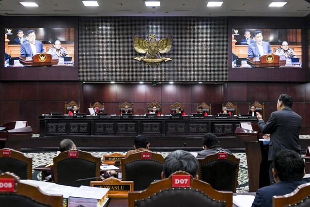 Ketua Mahakamah Konstitusi (MK) Suhartoyo (keempat kiri) memimpin sidang lanjutan sengketa hasil Pilpres 2024 di Mahkamah Konstitusi, Jakarta, Kamis (4/4/2024). Foto: ANTARA FOTO/Hafidz Mubarak A