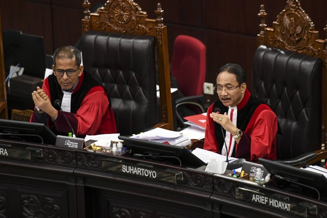 Ketua Mahakamah Konstitusi (MK) Suhartoyo (kanan) didampingi Hakim Konstitusi Saldi Isra memimpin sidang lanjutan sengketa hasil Pilpres 2024 di Mahkamah Konstitusi, Jakarta, Kamis (4/4/2024). Foto: ANTARA FOTO/Hafidz Mubarak A