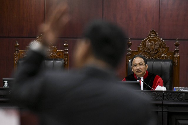 Ketua Mahkamah Konstitusi (MK) Suhartoyo mendengarkan keterangan ahli pada sidang lanjutan sengketa hasil Pilpres 2024 di Mahkamah Konstitusi, Jakarta, Kamis (4/4/2024). Foto: ANTARA FOTO/Hafidz Mubarak A