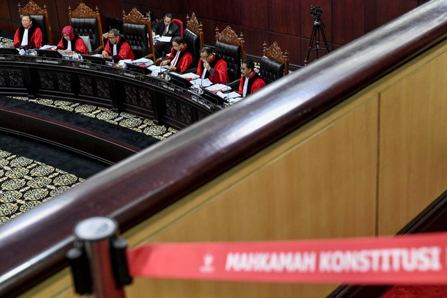 Ketua Mahakamah Konstitusi (MK) Suhartoyo (ketiga kanan) memimpin sidang lanjutan sengketa hasil Pilpres 2024 di Mahkamah Konstitusi, Jakarta, Kamis (4/4/2024). Foto: Hafidz Mubarak A/ANTARA FOTO