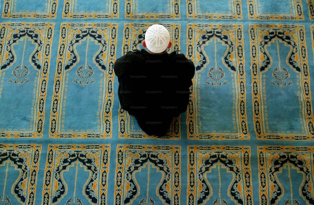 Teks Takbiran Idul Fitri 2024 Lengkap. Unsplash+/Getty Images