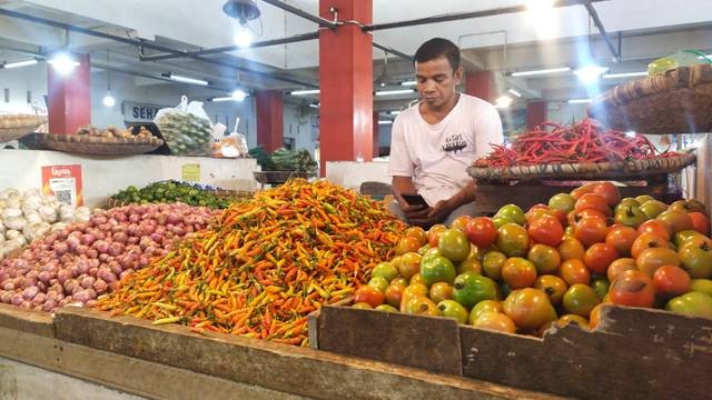 Pedagang barito (Bawang, rica atau cabai, tomat) di salah satu pasar di Manado.
