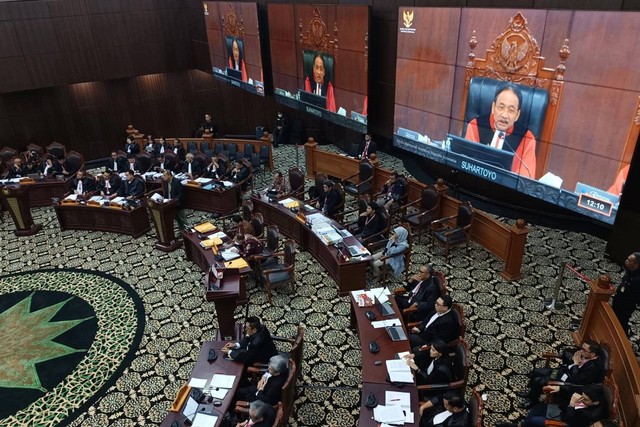 Ketua Mahkamah Konstitusi (MK) Suhartoyo saat memimpin sidang Sengketa Pilpres 2024, Kamis (2/4).  Foto: Hedi/kumparan