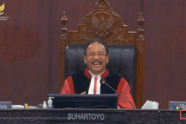 Momen Ketua MK dan Margarito tertawa  saat sidang di Mahkamah Konstitusi, Kamis (4/4/2024) Foto: Dok Screenshoot Youtube Mahkamah Konstitusi