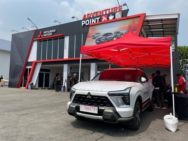 PT Mitsubishi Motors Krama Yudha Sales Indonesia (MMKSI) resmi membuka salah satu posko mudik di KM 57A. Foto: Sena Pratama/kumparan