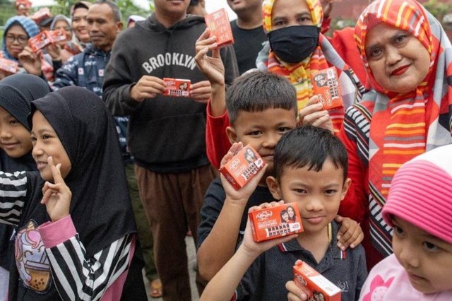 Sejumlah anak memegang sabun Lifebuoy, Kamis (4/4/2024) Foto: Dok Lifebuoy