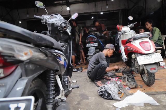 Illustrasi bengkel motor umum. Foto: Jamal Ramadhan/kumparan