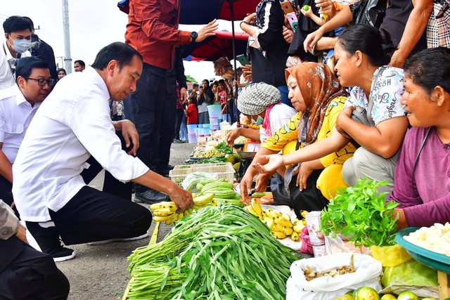 Presiden Jokowi mengunjungi Pasar Muara Bungo, Kamis (4/4/2024). Foto: Vico - Biro Pers Sekretariat Presiden
