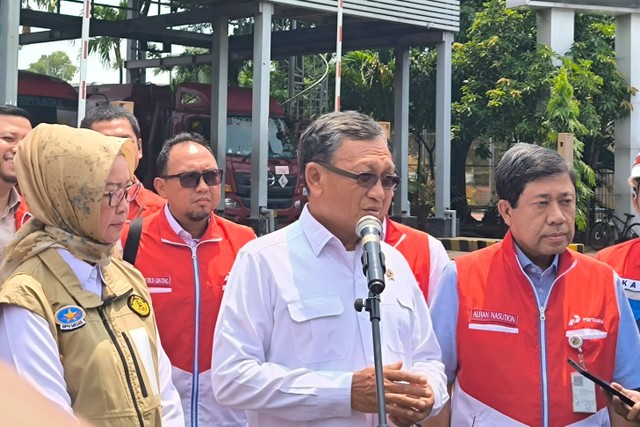 Menteri ESDM Arifin Tasrif mengecek pasokan BBM di Terminal Bahan Bakar Minyak (TBBM) Pertamina Integrated Terminal di Surabaya, Kamis (4/4/2024). Foto: Akbar Maulana/kumparan