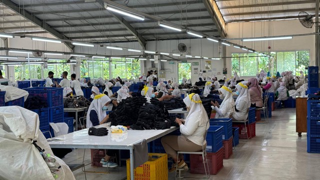 Proses produksi sarung tangan di PT Marvel Sports International, Sedayu, Bantul. Foto: Rochmad Nur Hidayat/Pandangan Jogja