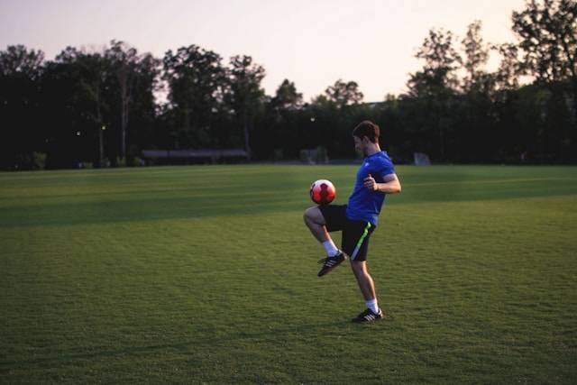 Ilustrasi belajar juggling bola sepak. Foto: Ruben Leija/Unsplash