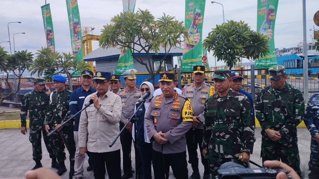 Menhub Budi Karya Sumadi, Kapolri Jenderal Listyo Sigit Prabowo dan Panglima TNI Jenderal Agus Subiyanto saat meninjau arus mudik di Pelabuhan Gilimanuk, Kabupaten Jembrana, Bali, Kamis (4/4/2024). Foto: Denita BR Matondang/kumparan