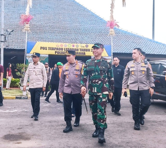 Menhub Budi Karya Sumadi, Kapolri Jenderal Listyo Sigit Prabowo dan Panglima TNI Jenderal Agus Subiyanto saat meninjau arus mudik di Pelabuhan Gilimanuk, Kabupaten Jembrana, Bali, Kamis (4/4/2024). Foto: Denita BR Matondang/kumparan