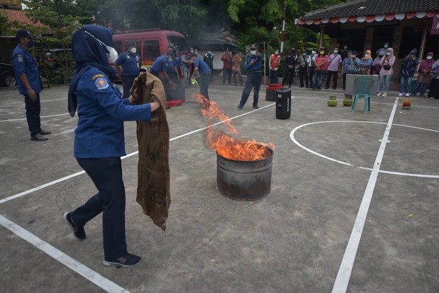 Pelatihan pemadaman kebakaran oleh Dinas Pemadam Kebakaran dan Penyelamatan (DPKP) Kota Surabaya. Foto: Diskominfo Surabaya