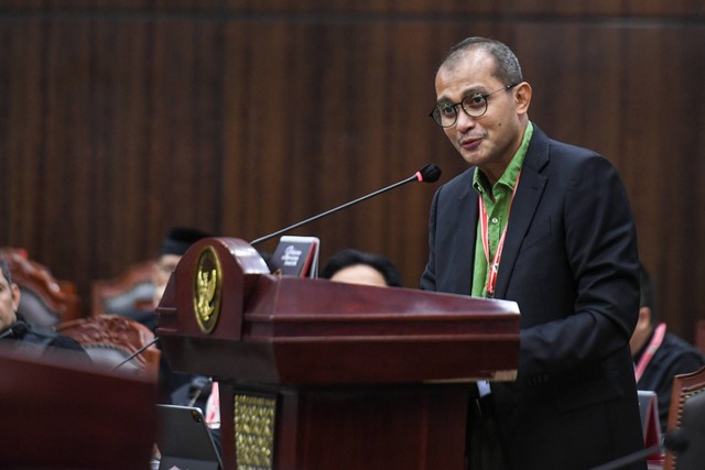 Guru Besar UGM Edward Omar Sharif Hiariej atau Eddy Hiariej memberikan keterangan sebagai ahli pihak Prabowo-Gibran saat sidang lanjutan sengketa hasil Pilpres 2024 di Mahkamah Konstitusi, Jakarta, Kamis (4/4/2024). Foto: Hafidz Mubarak A/ANTARA FOTO