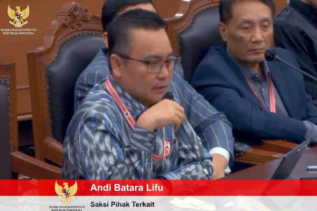 Saksi pihak terkait, Andi Batara Lifu dalam sidang Perselisihan Hasil Pemilihan Umum (PHPU) Pilpres 2024 yang digelar di Gedung MK, Kamis (4/4). Foto: Dok Screenshoot Youtube Mahkamah Konstitusi