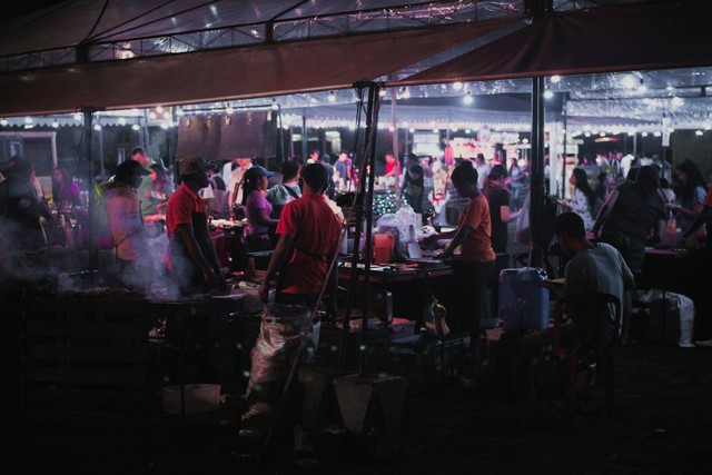 kuliner malam di Bali. Foto hanya ilustrasi, bukan tempat sebenarnya. Sumber: Unsplash/ian romie ona