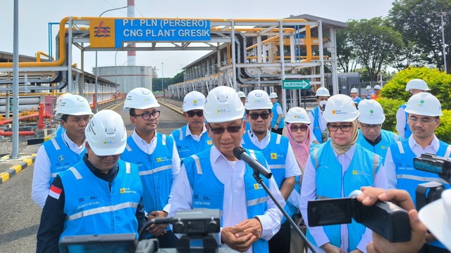 Menteri ESDM Arifin Tasrif melakukan doorstop di PLN CNG Plant Gresik, Jawa Timur, Kamis (4/4/2024). Foto: Akbar Maulana/kumparan