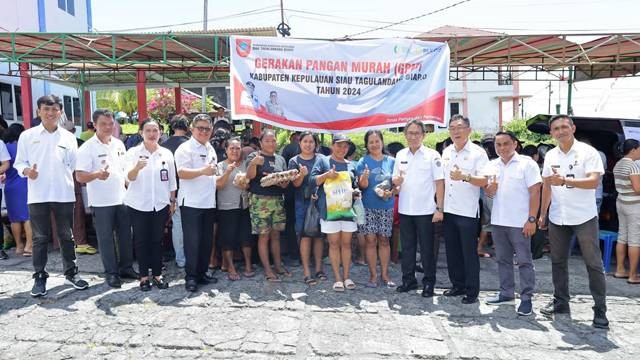 Foto bersama warga usai membeli sejumlah bahan pangan di kegiatan Gerakan Pangan Murah Kabupaten Sitaro.