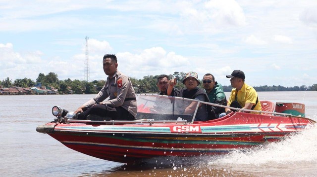 Kasat Reskrim Polres Sekadau beserta jajaran melakukan patroli di Sungai Kapuas. Foto: Dok. Satreskrim Polres Sekadau