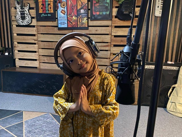 Shanum Althafunnisa, anak berusia 4 tahun asal Pontianak punya hobi nyanyi dan sholawatan siap untuk rilis single pertamanya. Foto: Yulia Ramadhiyanti/Hi!Pontianak