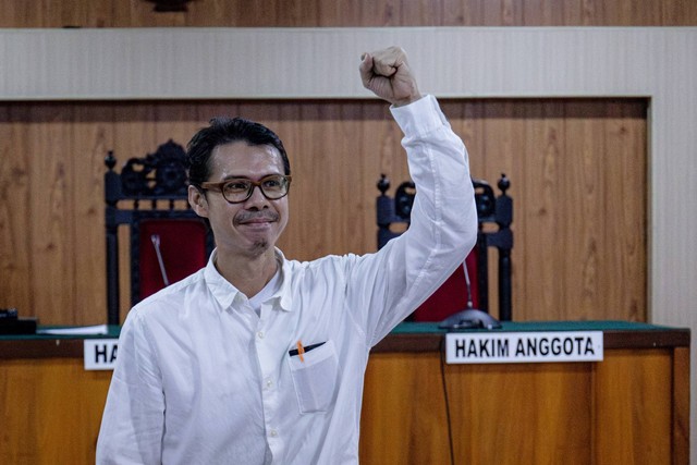 Aktivis lingkungan Karimunjawa Daniel Frits Maurits Tangkilisan saat akan mengikuti sidang vonis terkait kasus UU ITE di Pengadilan Negeri Jepara, Jawa Tengah, Kamis (4/4/2024). Foto: Aji Styawan/ANTARA FOTO 
