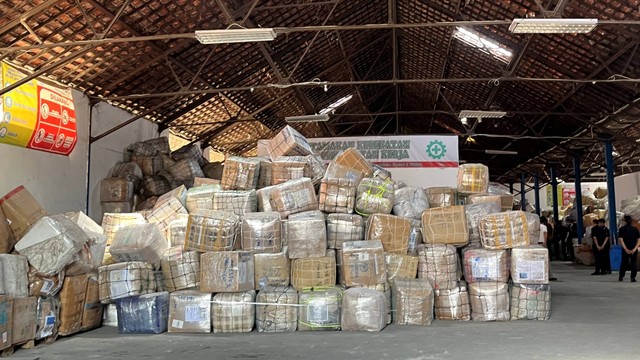 Kondisi salah satu gudang yang dipenuhi barang-barang paket kiriman dari PMI di Semarang Utara. Foto: Intan Alliva/kumparan