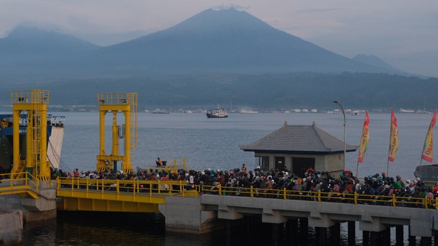 Pemudik bersepeda motor antre memasuki kapal pada H-5 Idul Fitri 1445 H di Pelabuhan Gilimanuk, Jembrana, Bali, Jumat (5/4/2024). Foto: ANTARA FOTO/Nyoman Hendra Wibowo