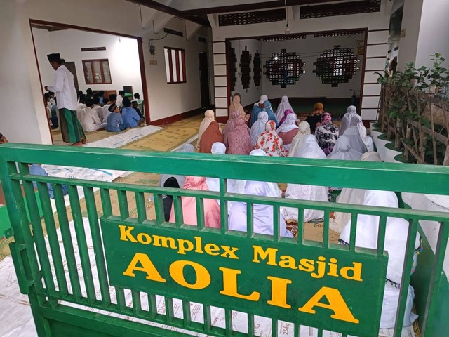 Umat muslim Jemaah Masjid Aolia di Dusun Panggang III, Kalurahan Giriharjo, Kapanewon Panggang, Kabupaten Gunungkidul melaksanakan Salat Idulfitri 1445 Hijriah pada hari ini, Jumat (5/4/2024). Foto: Arfiansyah Panji/kumparan