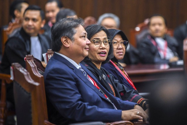 Menko Perekonomian Airlangga Hartarto (kiri), Menteri Keuangan Sri Mulyani (kedua kiri), Menteri Sosial Tri Rismaharini (kedua kanan) saat mengikuti sidang lanjutan sengketa hasil Pilpres 2024 di MK, Jakarta, Jumat (5/4/2024). Foto: ANTARA FOTO/Galih Pradipta