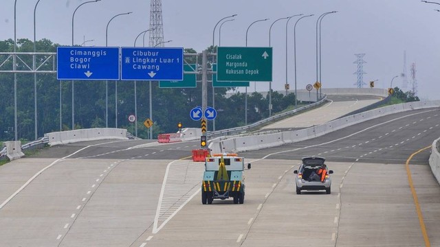 Dua mobil proyek melintasi jalan tol Cimanggis-Cibitung di Depok, Jawa Barat, Minggu (8/11). Foto: Fakhri Hermansyah/ANTARA FOTO