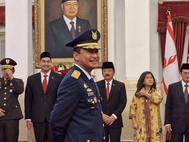 Tonny Harjono menyapa wartawan sebelum dilantik Presiden Jokowi sebagai KSAU di Istana Negara, Jakarta, Jumat (5/4/2024). Foto: Nadia Riso/kumparan