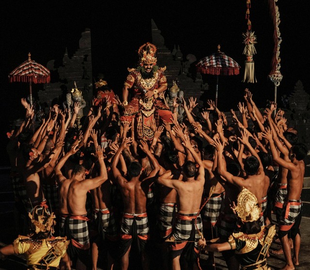 Tari Tradisional Tari Kecak, Bali (https://www.pexels.com/id-id/foto/orang-banyak-kerumunan-orang-sekumpulan-orang-upacara-13945489/)
