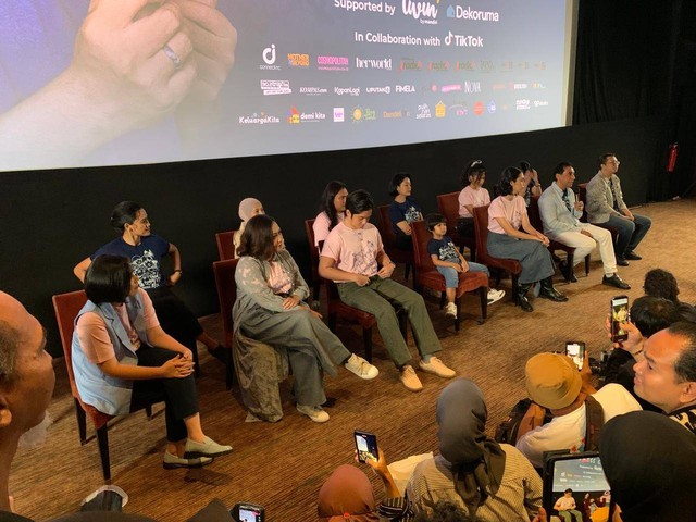 Konferensi pers dan press screening film Dua Hati Biru di XXI Epicentrum, Jakarta Selatan, Jumat (5/4/2024).  Foto: Vincentius Mario/kumparan