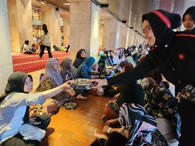 Pizza Hut Indonesia dan Alma Foundation berbagi buka puasa bersama ribuan umat di Masjid Istiqlal Jakarta. Foto: Dok. Pizza Hut Indonesia