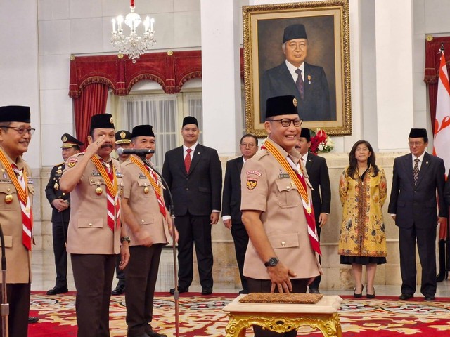 Presiden Jokowi melantik pengurus Gerakan Pramuka di Istana Negara, Jumat (5/4/2024). Foto: Nadia Riso/kumparan