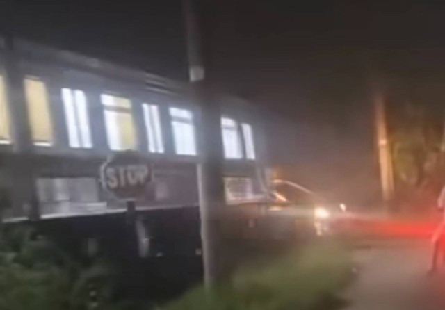 Tangkapan layar video saat kereta tabrak Avanza di Parungpanjang, Kabupaten Bogor. Dok: Ist.