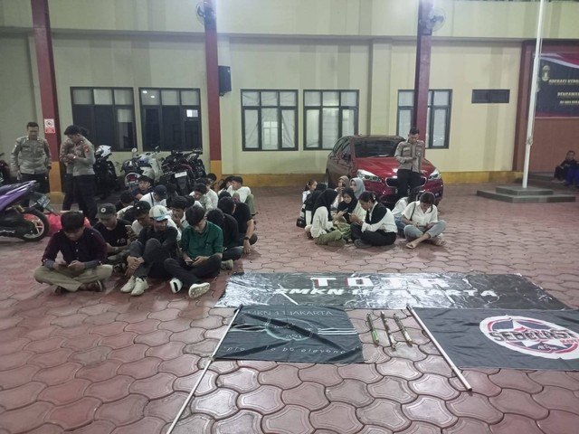 Polres Metro Jakarta Pusat tangkap 169 remaja yang konvoi bawa bendera-petasan, berkedok bagi-bagi takjil. Foto: Humas Polres Jakarta Pusat