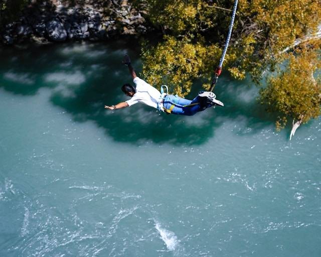 Jembatan Duwet, Tempat Bungee Jumping di Yogyakarta. Foto hanya ilustrasi bukan tempat sebenarnya. Sumber foto: Unsplash.com/Anoof Junaid