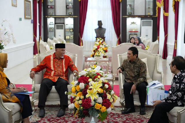 Direktur Utama BPJS Kesehatan, Ghufron Mukti (kanan) bertemu Gubernur Sumatera Barat, Mahyeldi Ansharullah (kiri) di Istana Gubernur Sumatera Barat, Kamis (4/4/2024). Foto: Dok. Istimewa